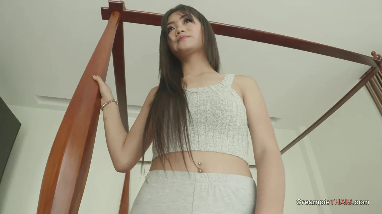 Pretty Thailand teenager creampied by foreigner’s cock