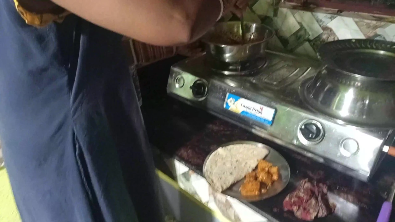 Kitchen me aunty ji ko ache se lund ka maja diya padosi devar ne