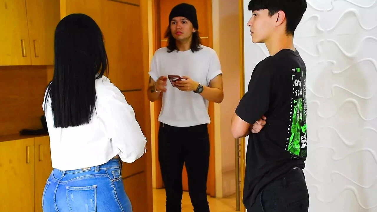 REAL ESTATE AGENT FUCKS A CLIENT WHILE SHOWING A HOUSE.