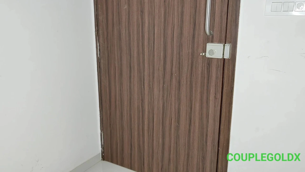 Komal kam dhundne gayi aur Malik ne majburi ka uthata fayda