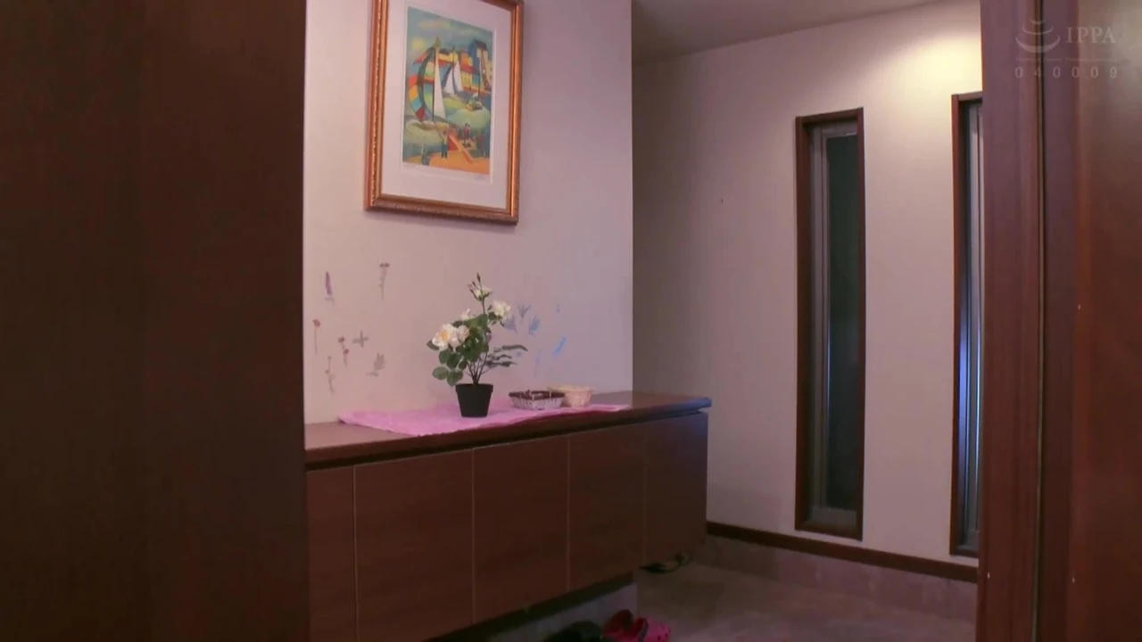 Accidentally trigger the repair man’s excitement –  Peeping Wife’s Boobs