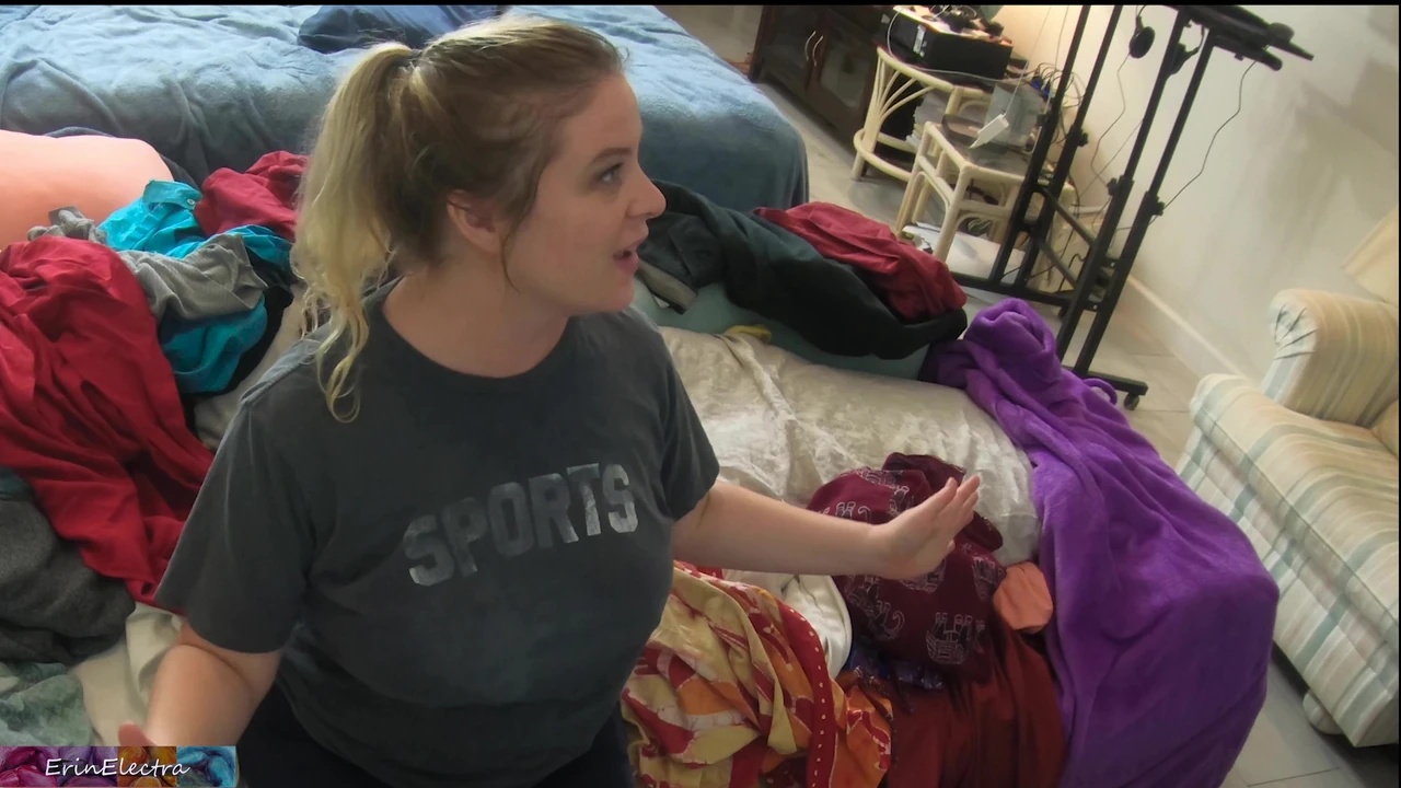 Stepsiblings accidentally turn each other on and end up fucking on the couch