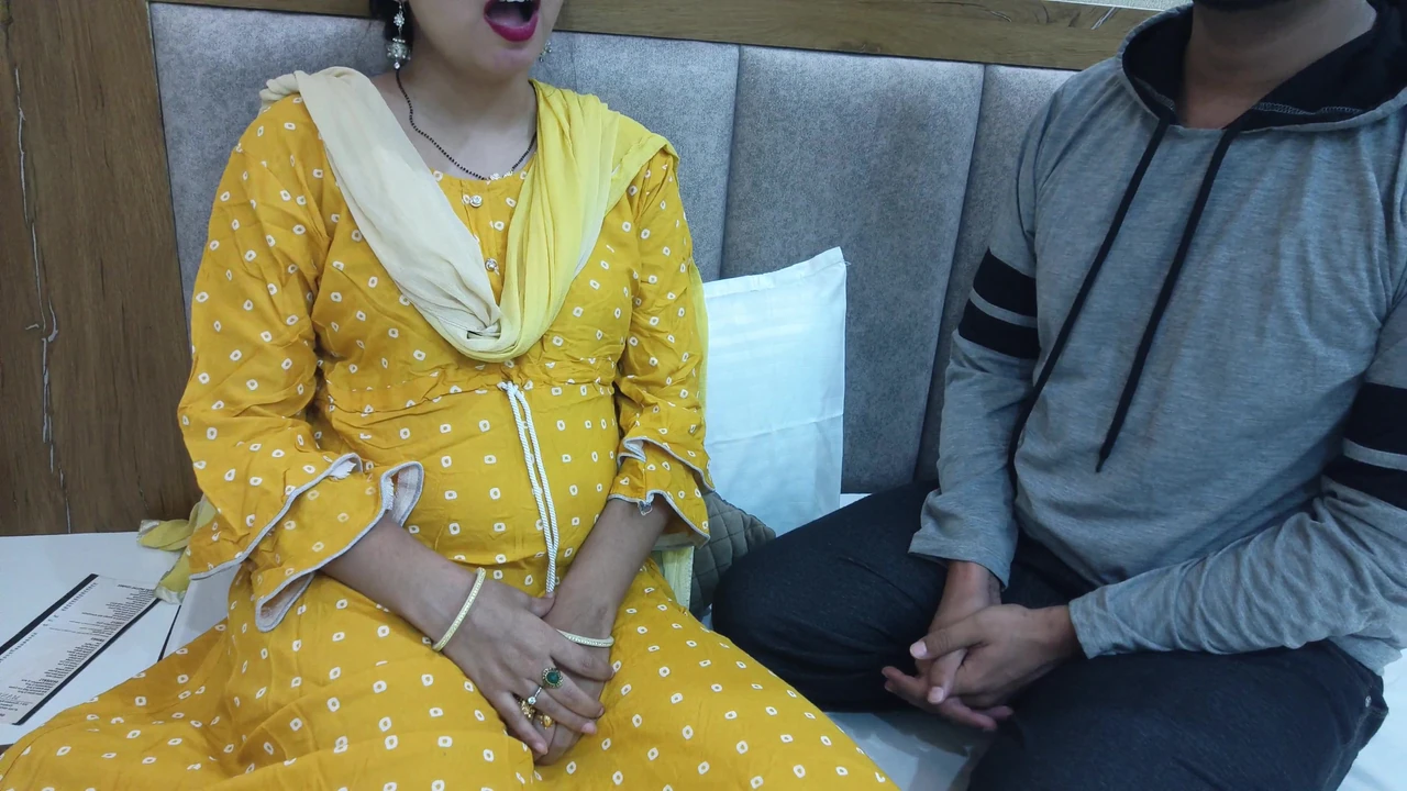 Indian Desi dost ki maa ke sath chudai mazaa lete hoye uski gori chut main ungli dal ke uske chuche chuss dale foreplay roleplay in hindi