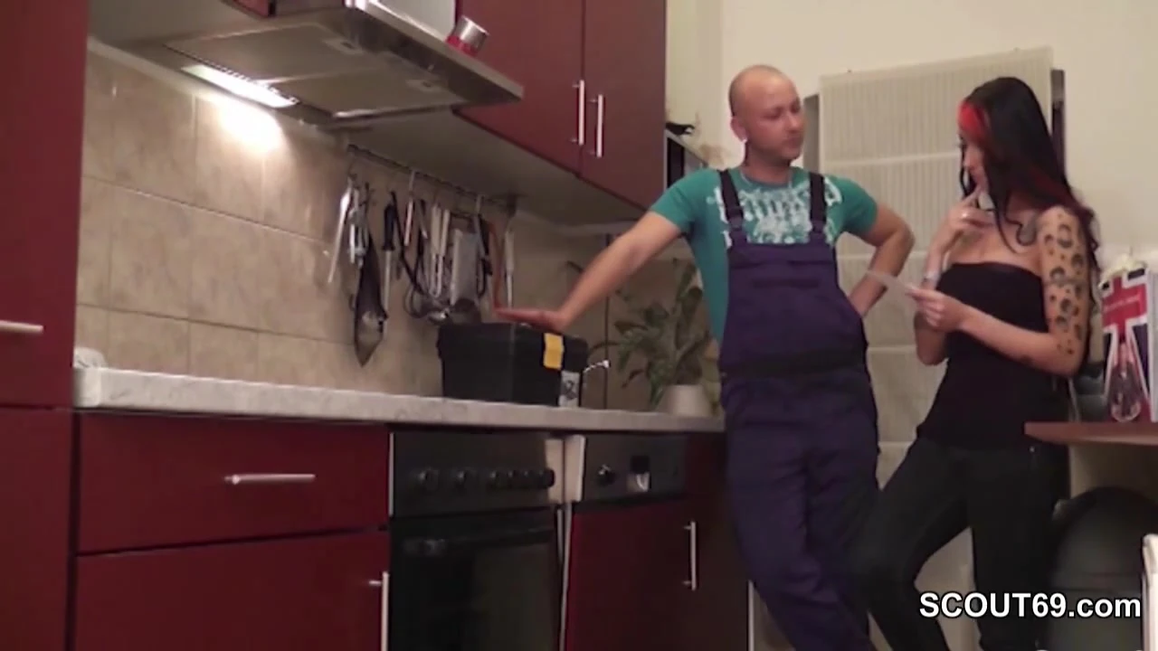 Handwerker will Geld und darf Teeny statt dessen Anal ficken