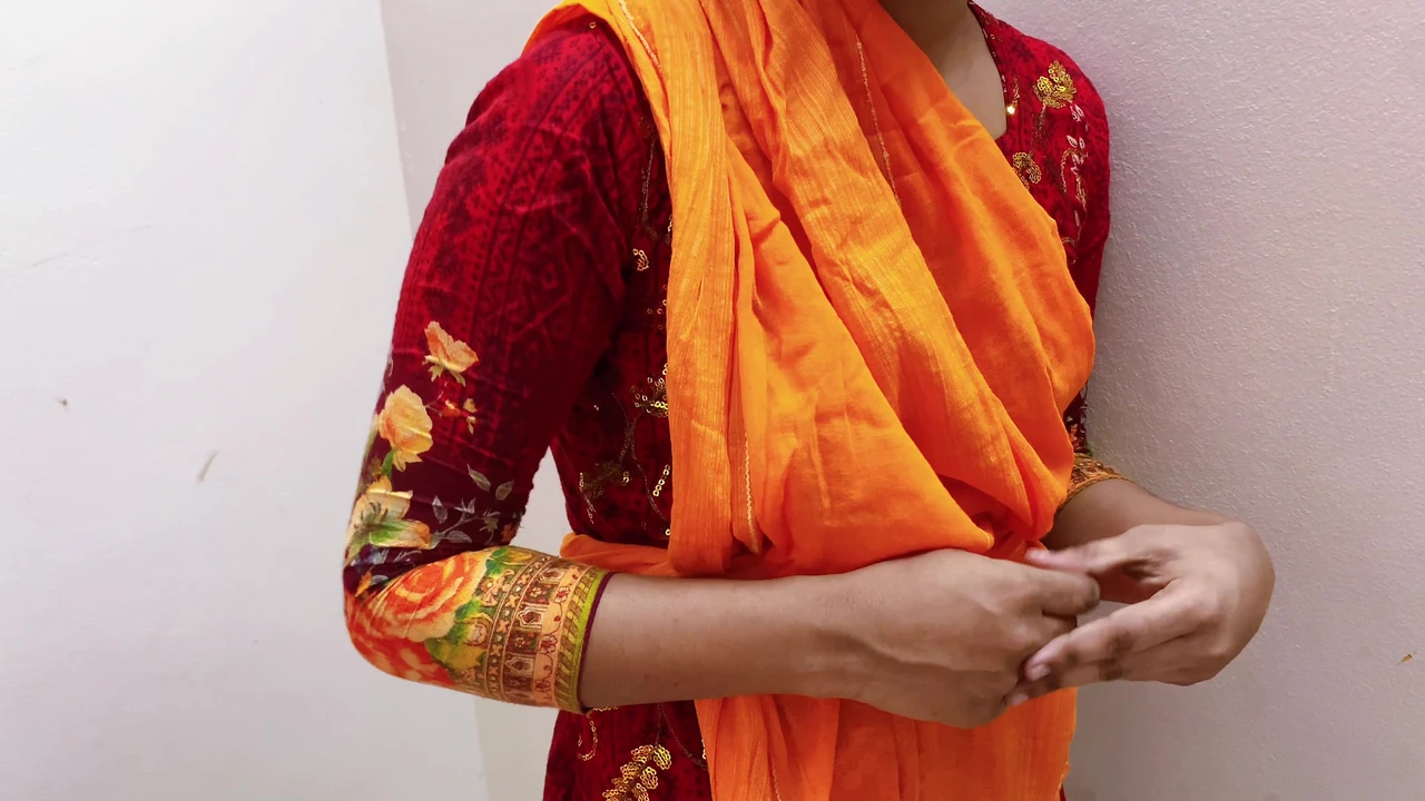 working girl fucking pussy  has owner in the house