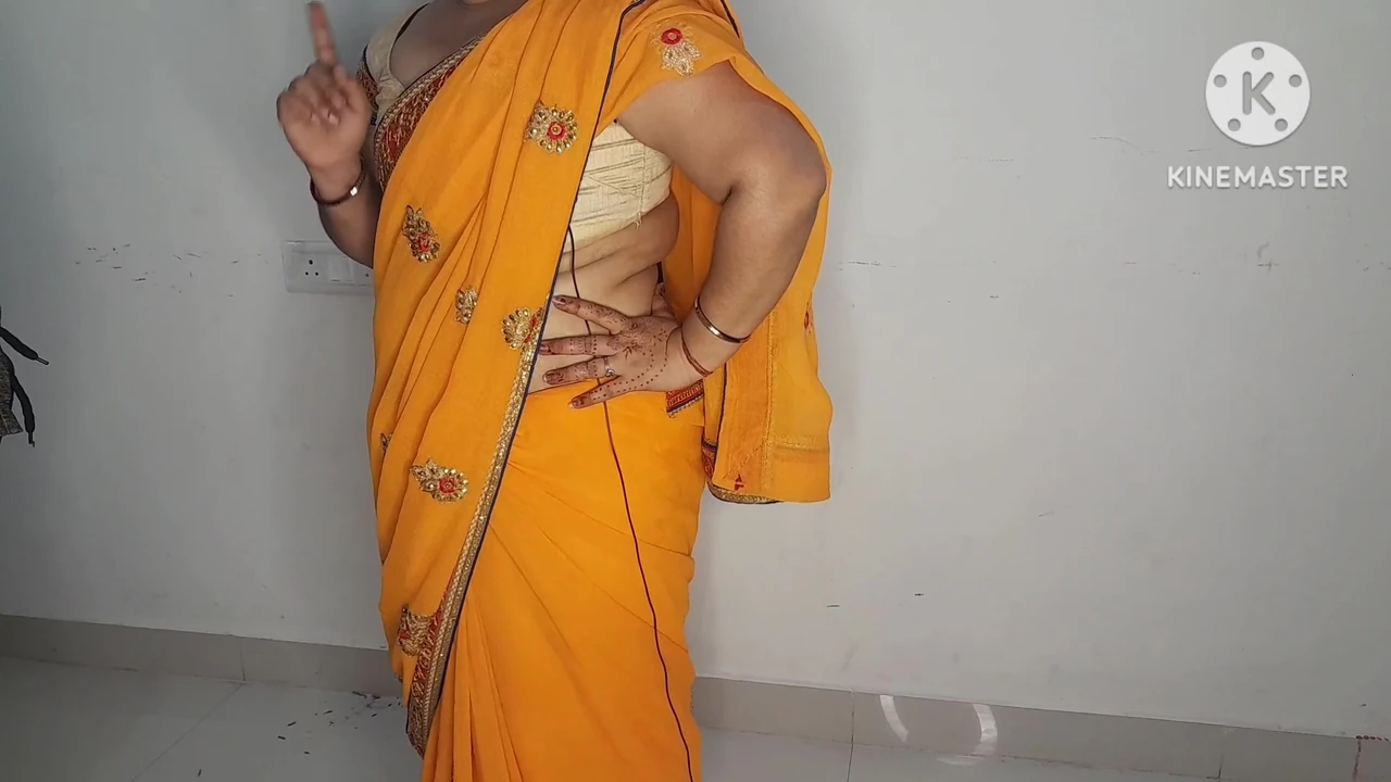 STEPMOM SON ROMANCE IN THE ABSENCE OF THE FATHER IN HINDI.